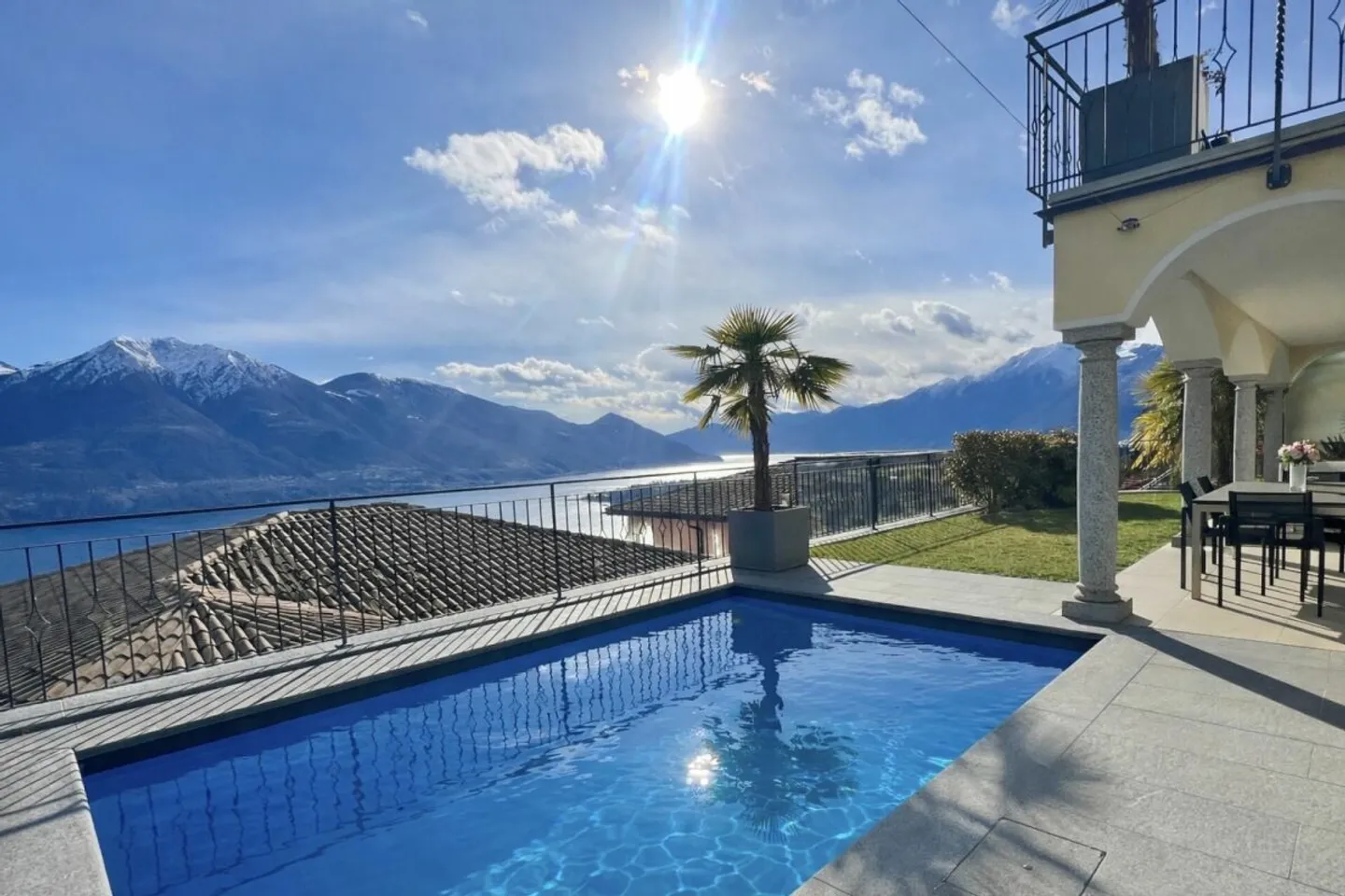Elegante metà villa con vista lago a 180°, piscina privata e bel giardino - Foto 2 di 13