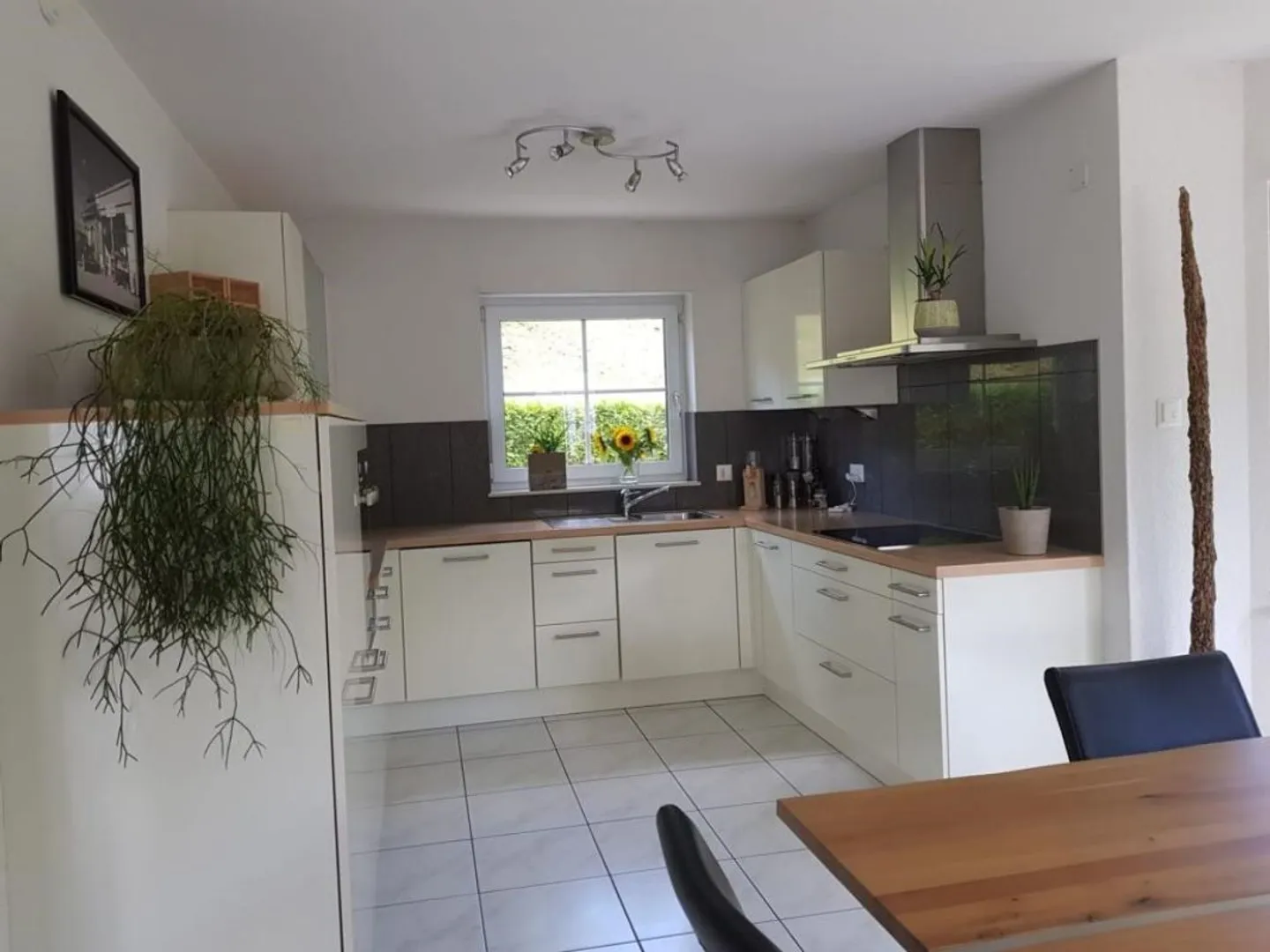 Moderne und grosszügige 3.5-Zi-Gartenwohnung mit Garage - Foto 2 von 13