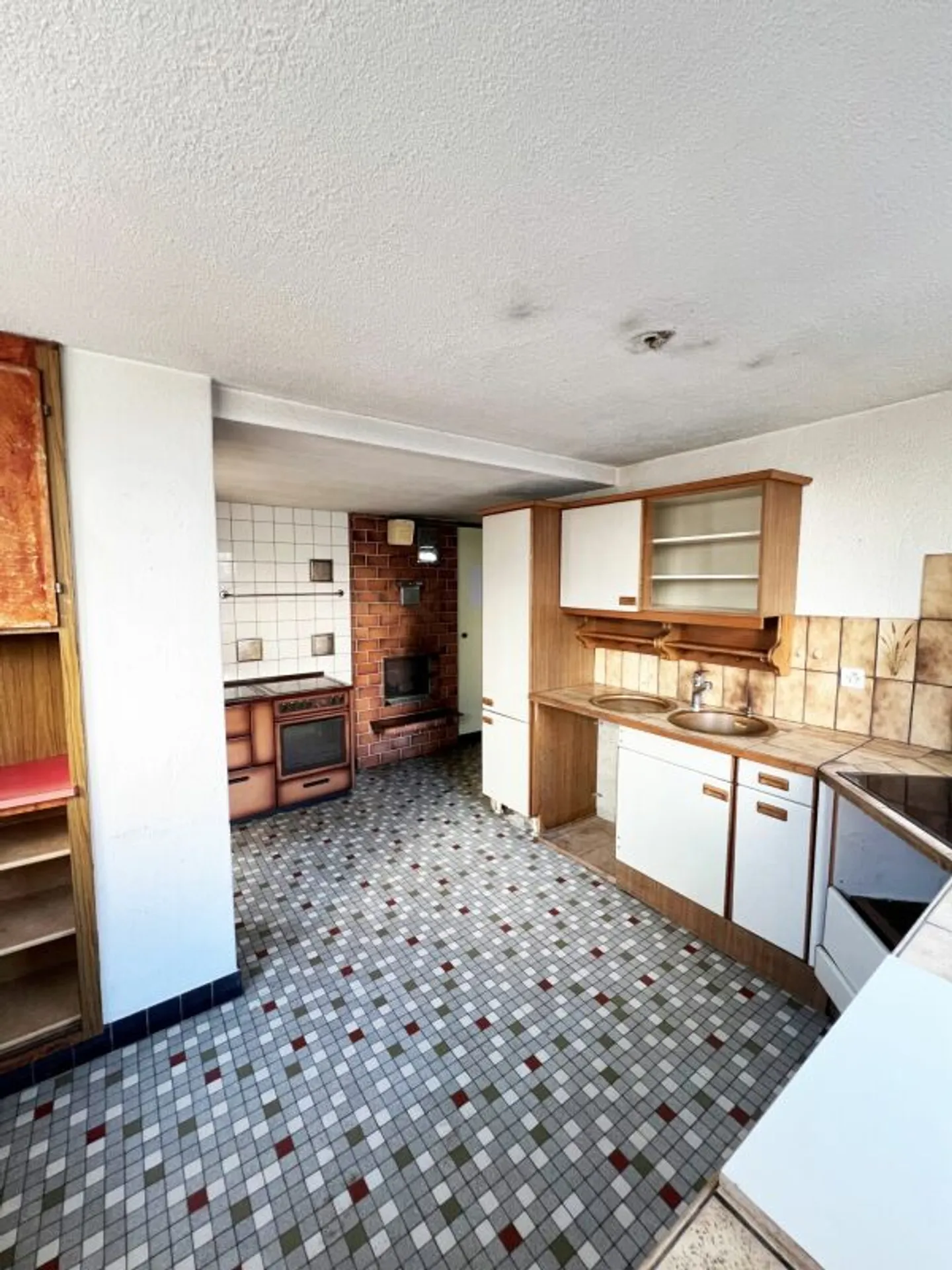 Ehemaliges Bauernhaus mit Scheune, Schopf, grossem Grundstück und viel Potential - Foto 3 di 10