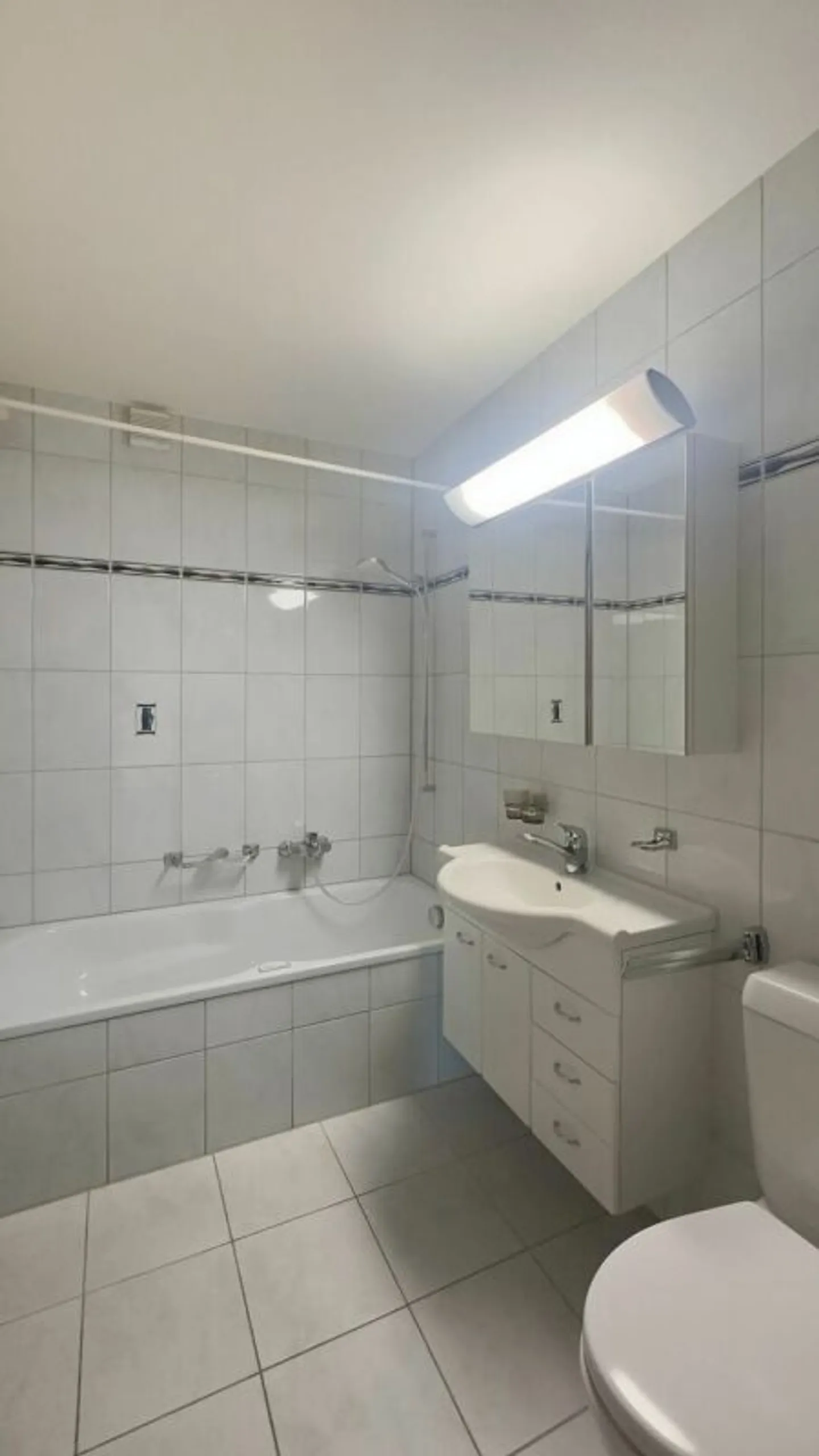 Appartamento mansardato affascinante di 3 stanze in posizione centrale a Schwarzenbach in affitto - Foto 7 di 10