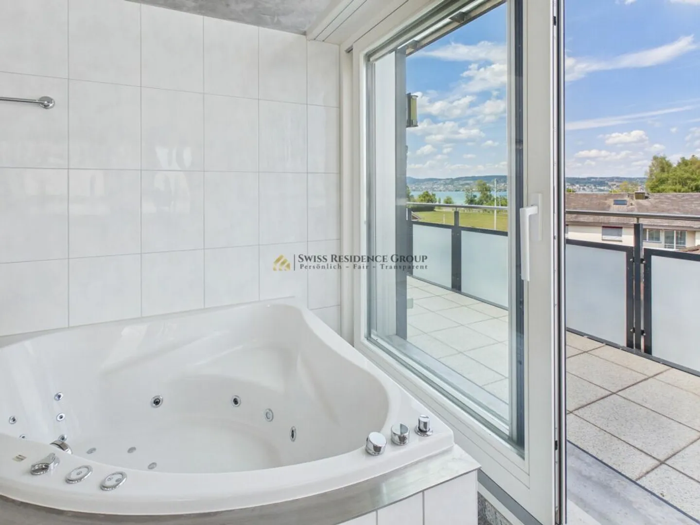 Exclusive with breathtaking lake view - private rooftop terrace - wellness oasis - Photo 9 of 13