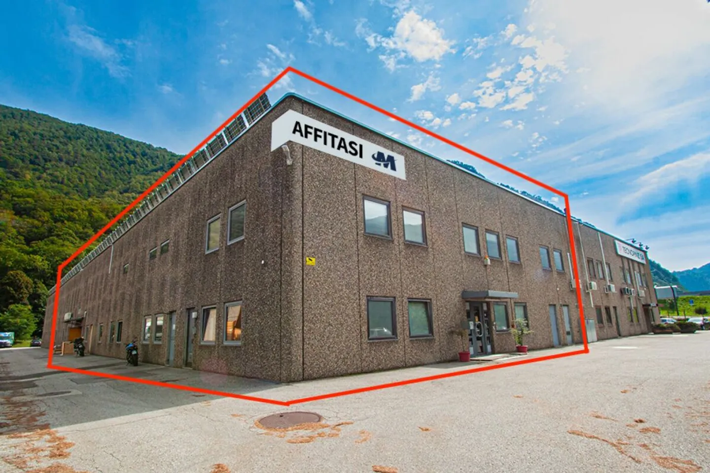 Superficie industriale con parcheggi - Foto 1 di 9