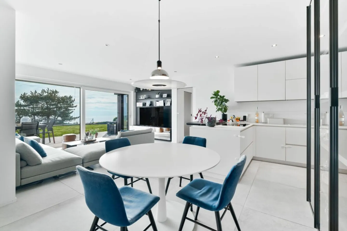 Appartement Élégant avec Vue sur le Lac - Photo 4 sur 13