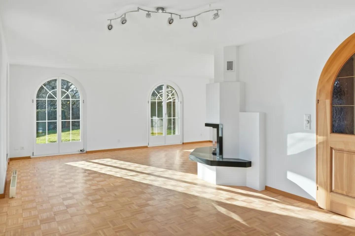 Grosszügiges Einfamilienhaus mit Garten - Foto 3 von 13