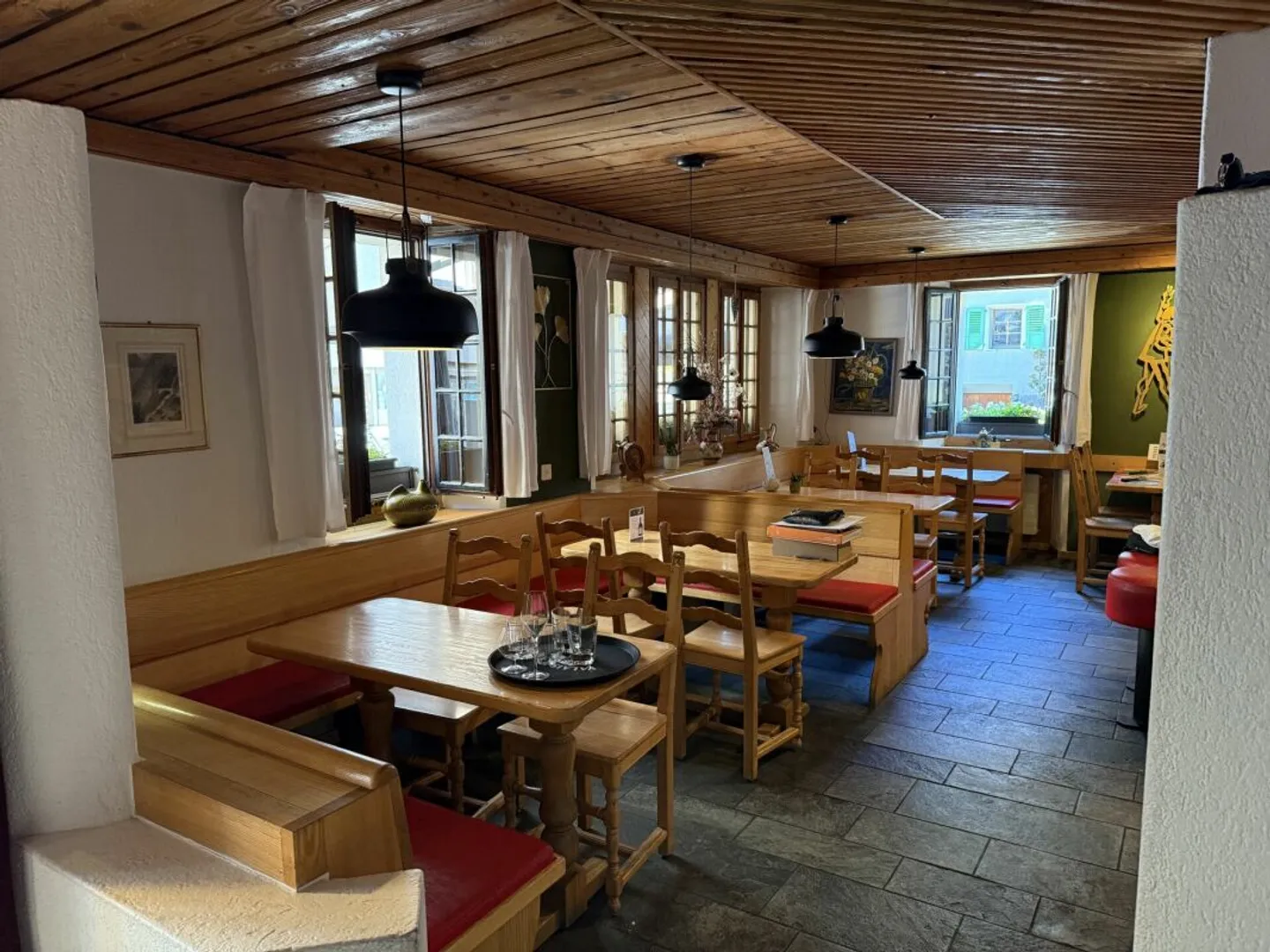 Opportunità unica - Ristorante tradizionale in vendita nel cuore pittoresco di Briga in Vallese - un luogo pieno di fascino, cucina squisita e calda ospitalità attende nuovi proprietari ... - Foto 9 di 13