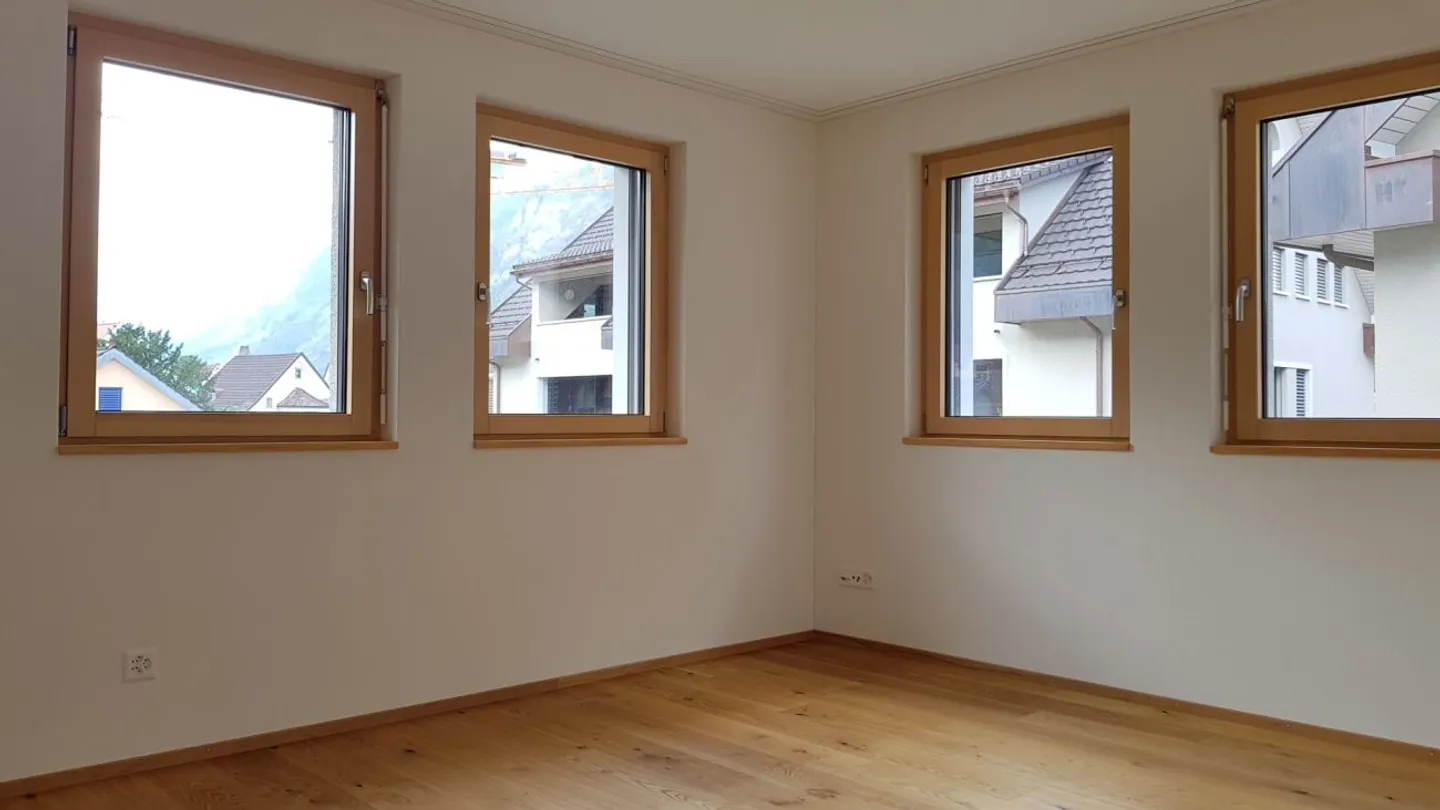 Appartement de 4,5 pièces presque neuf avec un haut niveau de finition et un balcon - Photo 6 sur 10