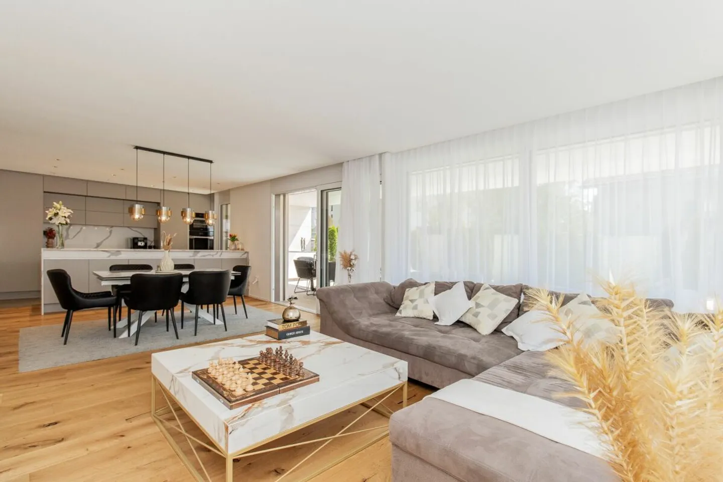 Design trifft Wohnkomfort - 5.5-Zimmer-Einfamilienhaus mit hochwertigem Ausbau und Aussenpool - Foto 8 von 13