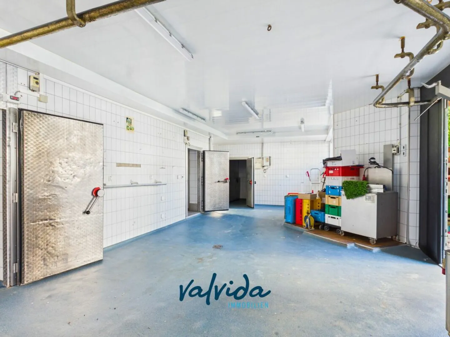 Residential & Commercial Building in Agarn with 5.5-Room Apartment, Retail Space & 1,100 m² Plot - Photo 5 of 13