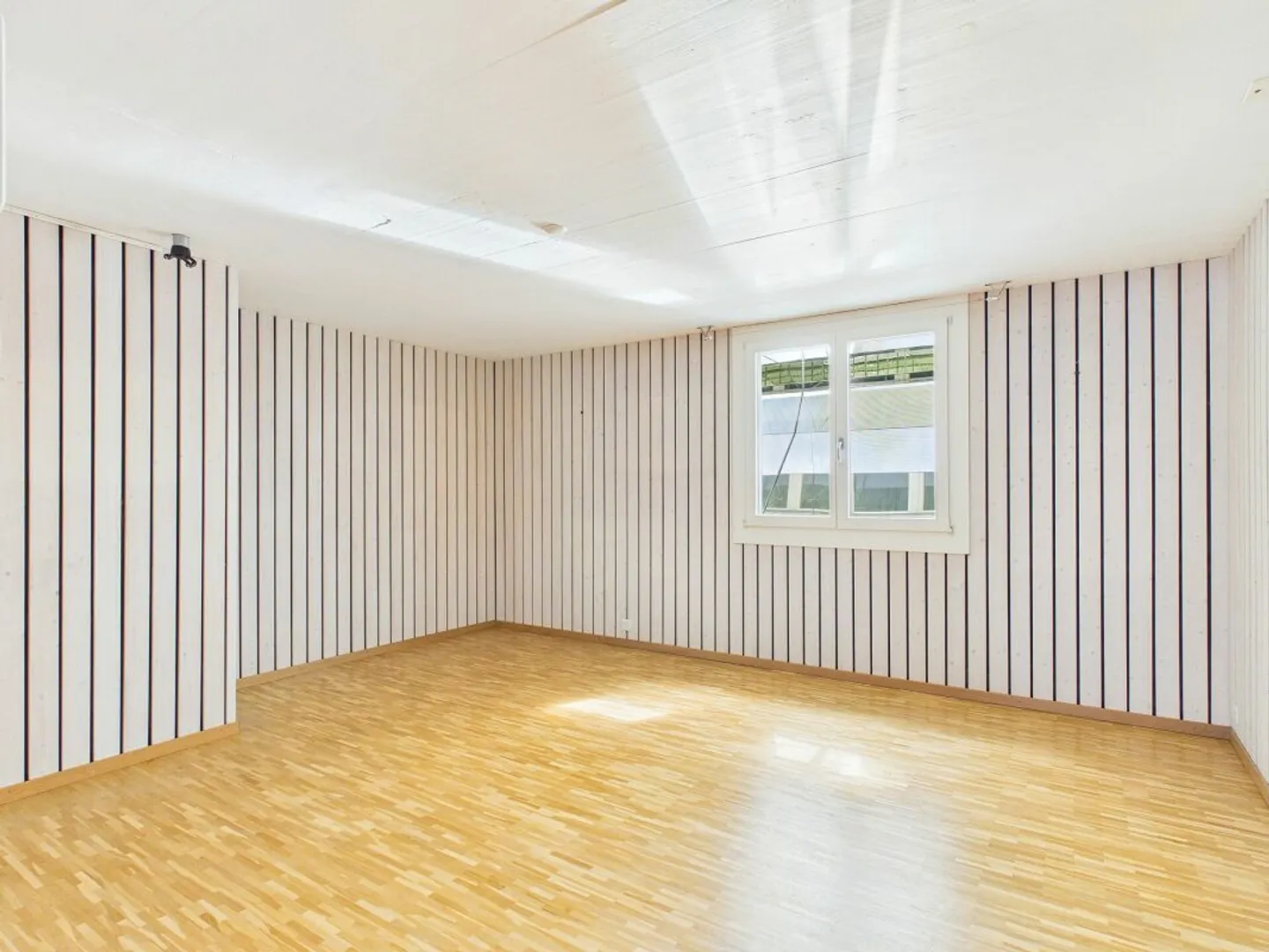 Spacious single-family home with light-filled rooms in the best location - Photo 12 of 13