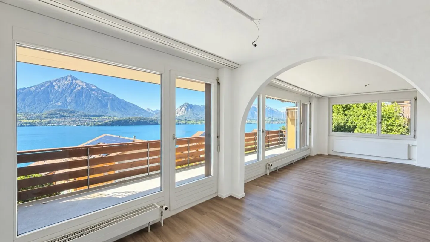Vivre avec vue sur le lac et la montagne - 3½ pièces avec grand balcon à Gunten - Photo 2 sur 13