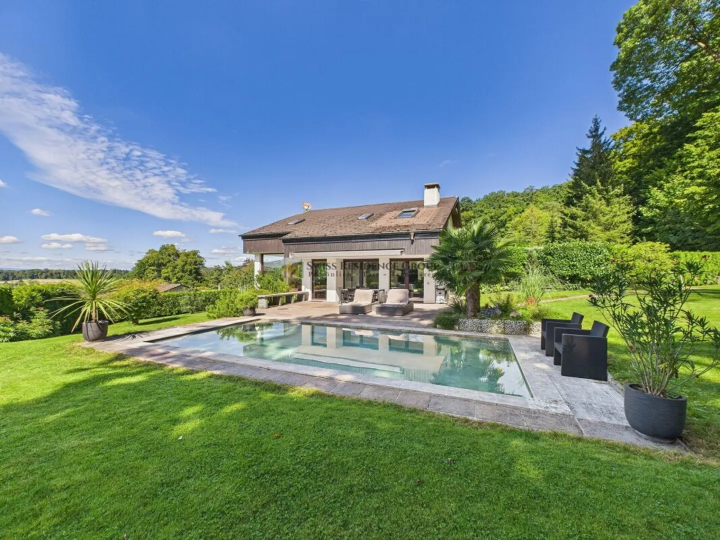 Exklusives Einfamilienhaus mit Pool, Weitsicht und grossem Garten an bester Lage in Winkel - Foto 2 von 13