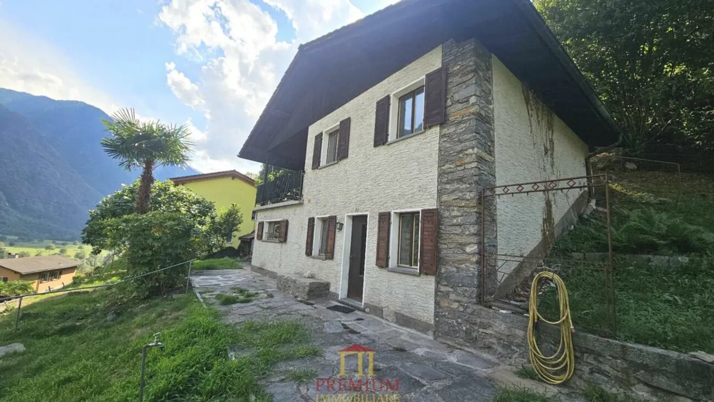 INTERESSANTE CASA UNIFAMILIARE A GRONO - Foto 1 di 7