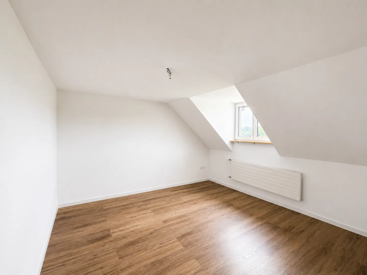 Modernized 3.5-room attic apartment with balcony and stunning view - Photo 6 of 13