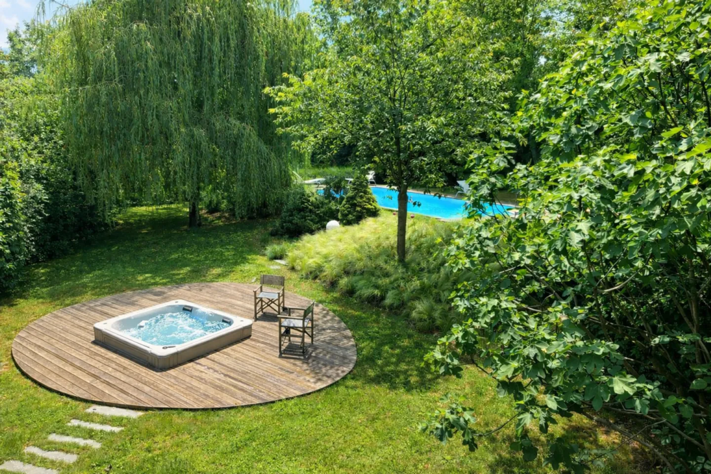 Family villa with large wooded grounds, featuring a heated pool and jacuzzi - Photo 1 of 1