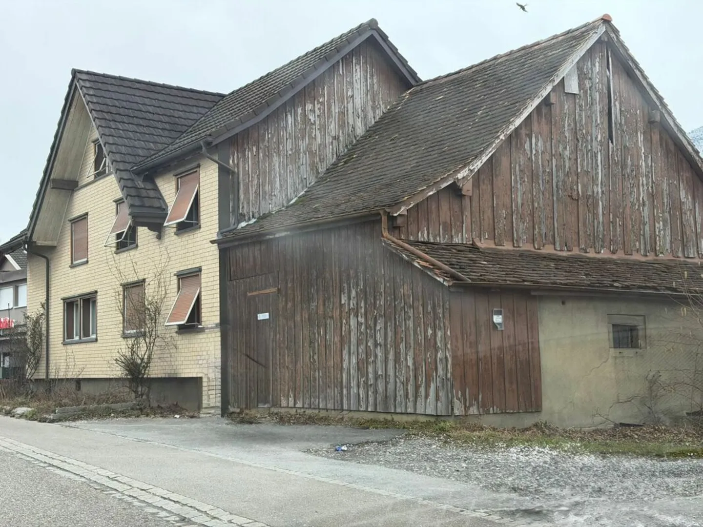 Proprietà attraente con potenziale di sviluppo in una posizione centrale - Foto 2 di 5