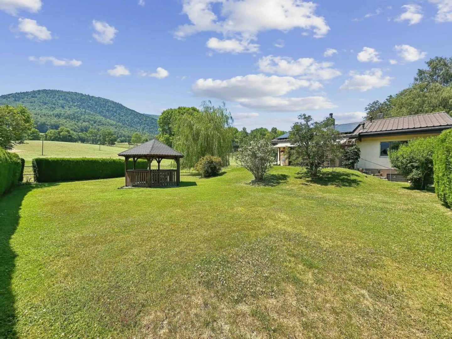 VILLA INDIVIDUELLE DE PLAIN-PIED EN BORDURE DE ZONE AGRICOLE AVEC UN RUISSEAU - Foto 2 di 13