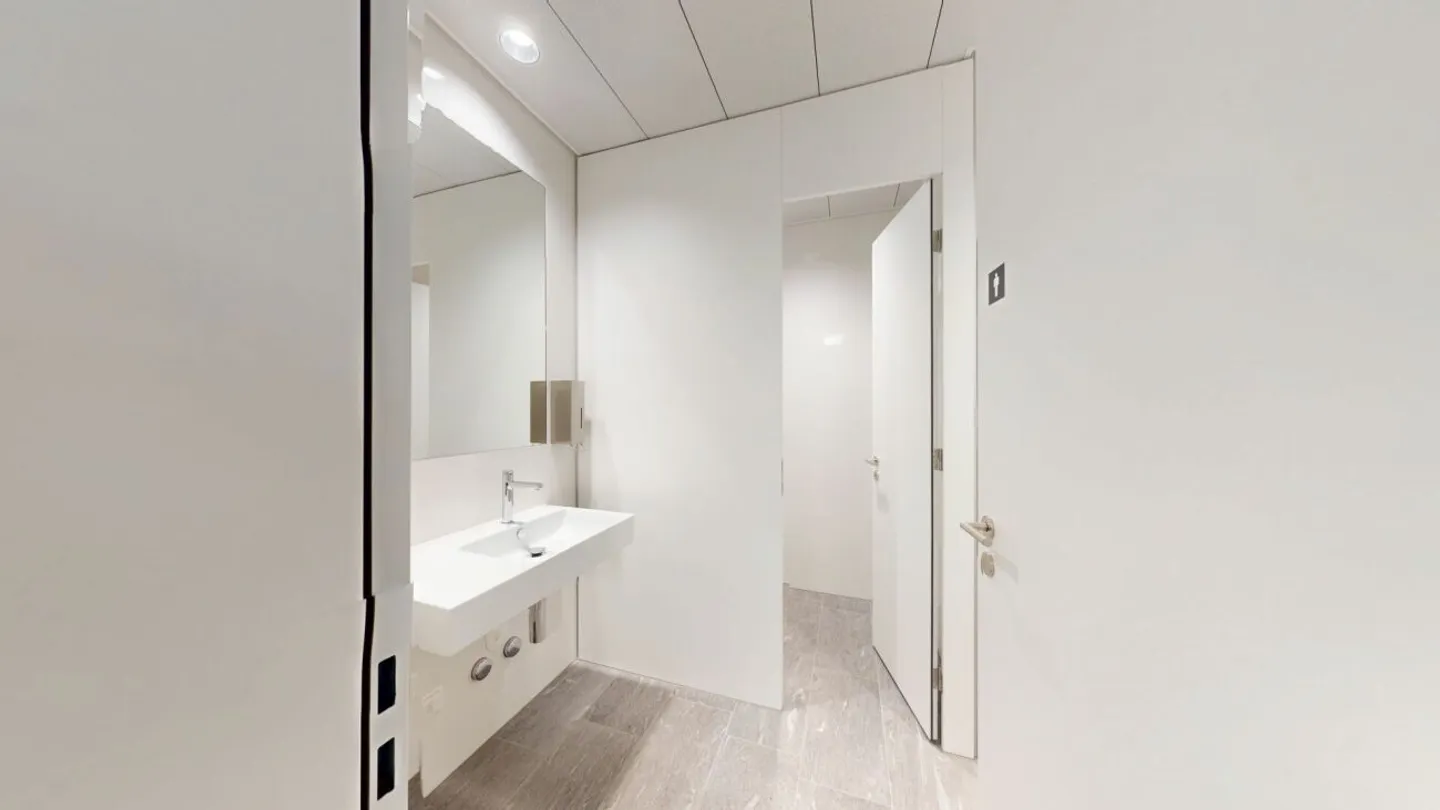 160 m² Success Location - Representative Commercial Space in Prime Location - Photo 7 of 13