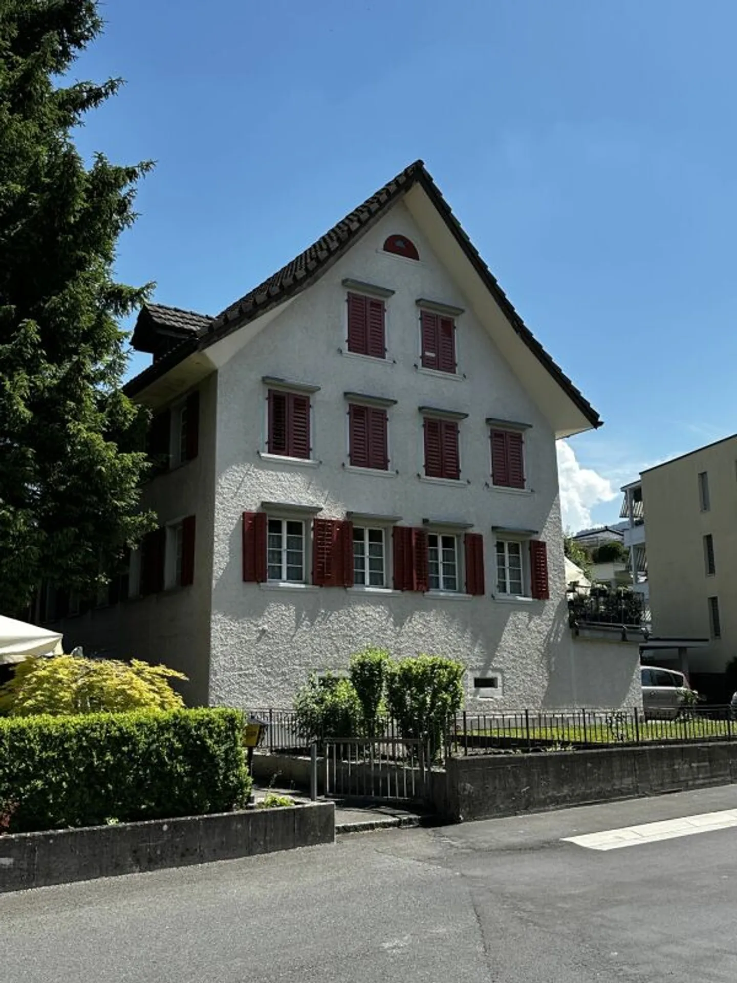 Dreifamilienhaus an sonniger und zentraler Lage mit grossem Entwicklungspotenzial - Foto 4 di 6