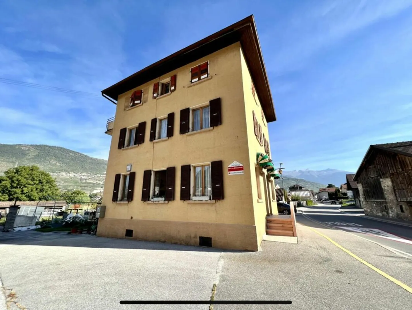 Village House with 15 Rooms in Grône - Photo 4 of 13