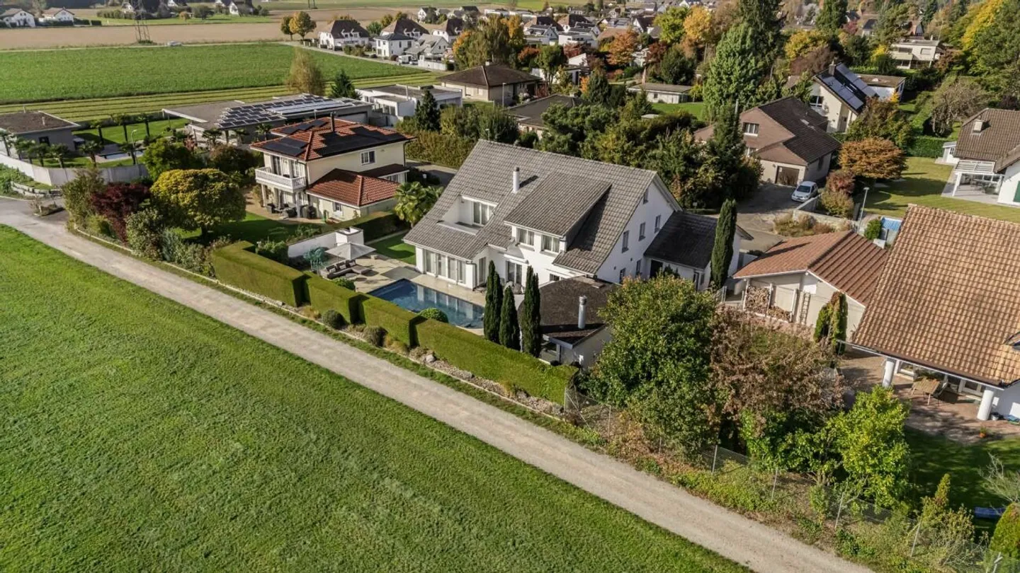 Villa di campagna esclusiva con giardino spazioso in una posizione soleggiata direttamente adiacente alla zona agricola - Foto 6 di 13