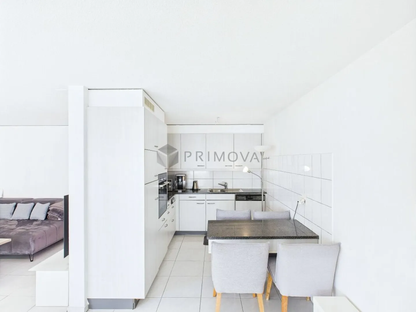 Godere di un ampio spazio abitativo con balcone e disposizione ideale - Foto 4 di 13