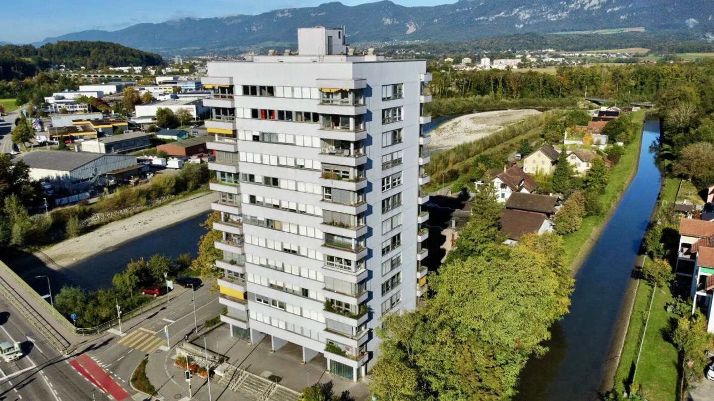 Ampio appartamento di 5,5 stanze con bella vista in una posizione centrale a Derendingen - Foto 1 di 13