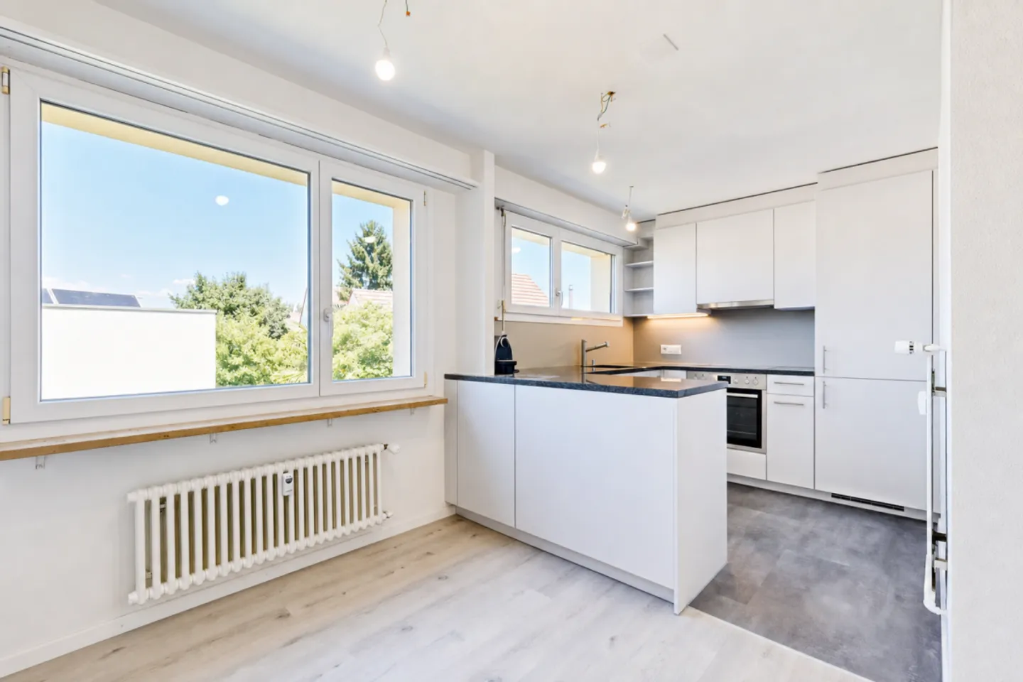 frisch renovierte 3.5-ZWG mit Balkon, Keller, Estrich, Waschmaschine und Parkplatz - Photo 3 of 13