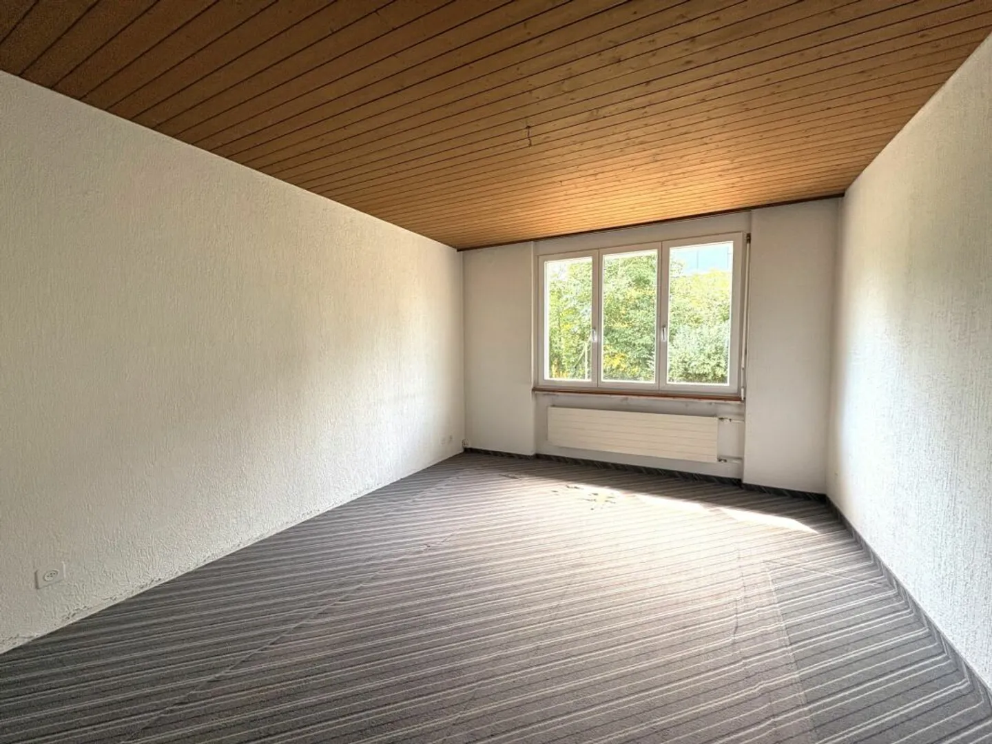 Ampia casa unifamiliare con grande potenziale in una zona residenziale tranquilla a Neftenbach - Foto 6 di 13