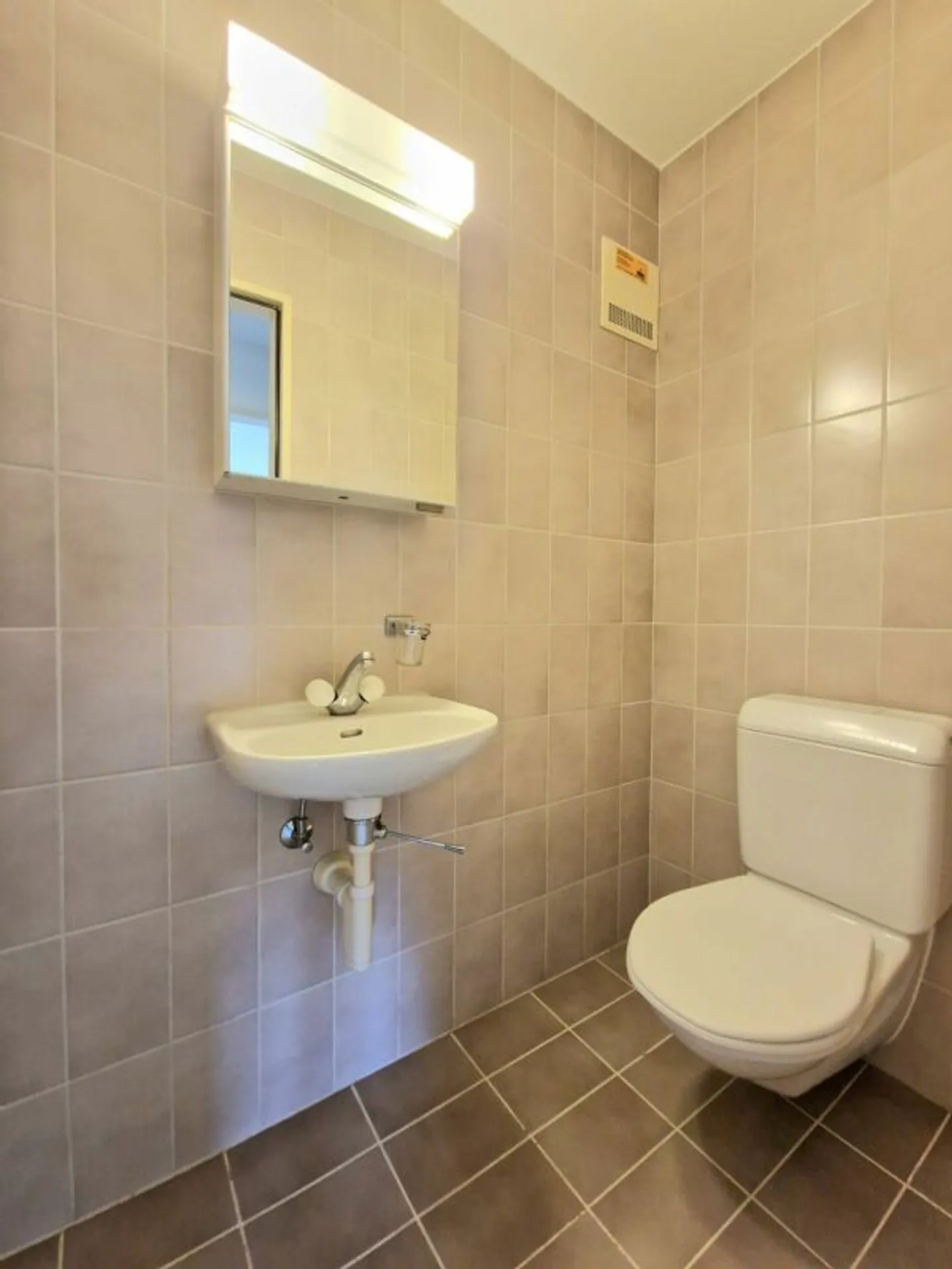 Large Renovated 5.0 Maisonette Apartment with Balcony in a Quiet Location Solothurn - Photo 9 of 13