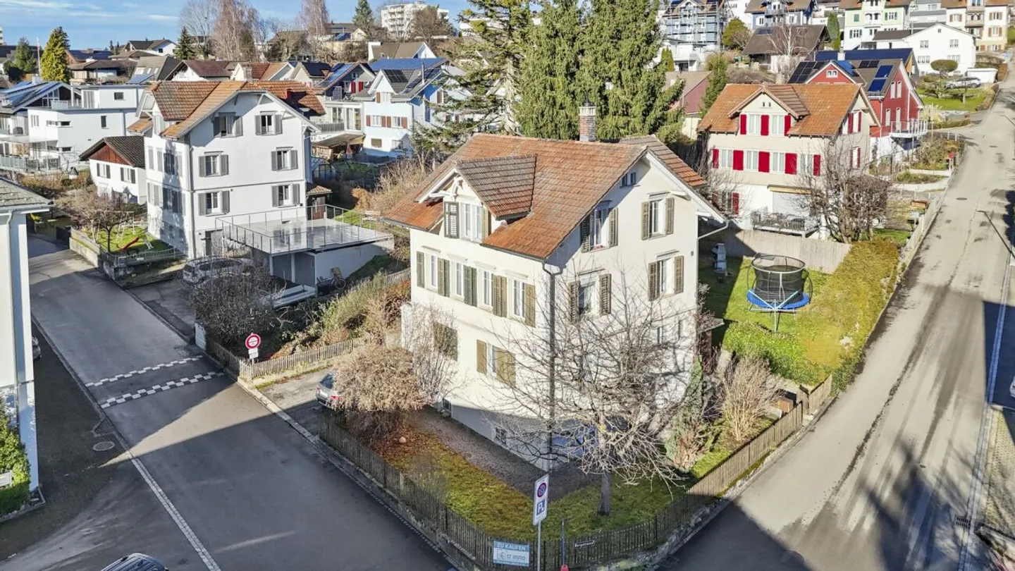 Freistehendes Einfamilienhaus mit Einliegerwohnung und vielseitigem Nutzungspotenzial in Flawil - Foto 3 di 13
