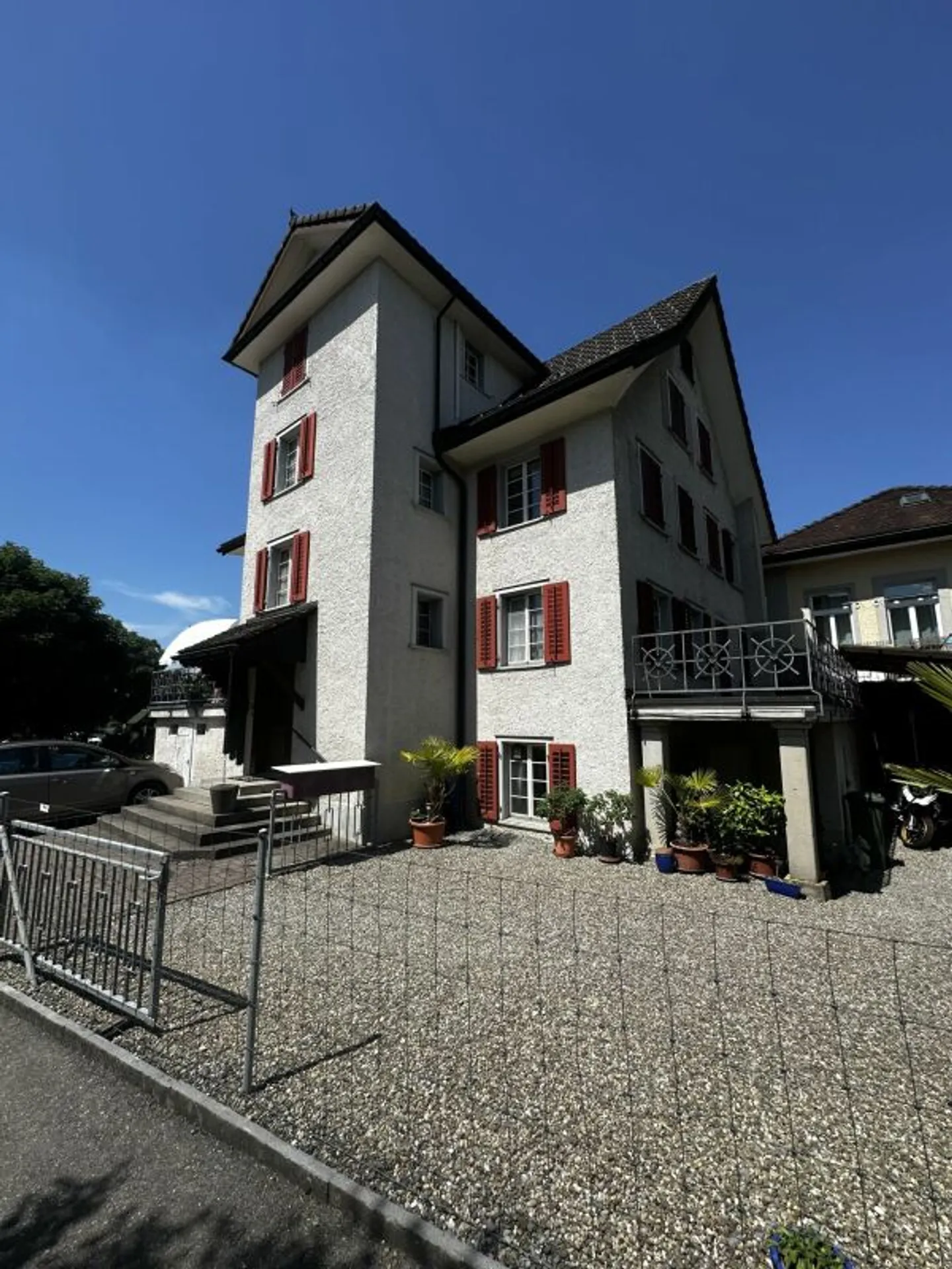 Dreifamilienhaus an sonniger und zentraler Lage mit grossem Entwicklungspotenzial - Foto 5 di 6