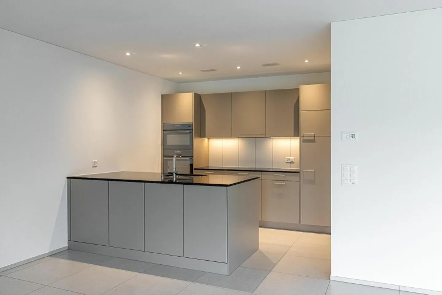 Garden apartment with great seating area seeks new tenants - Photo 3 of 7