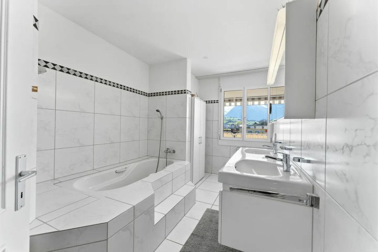 Grosszügiges Wohnen in Buochs - stilvolle 4.5-Zimmer-Wohnung an zentraler Lage - Photo 7 of 7