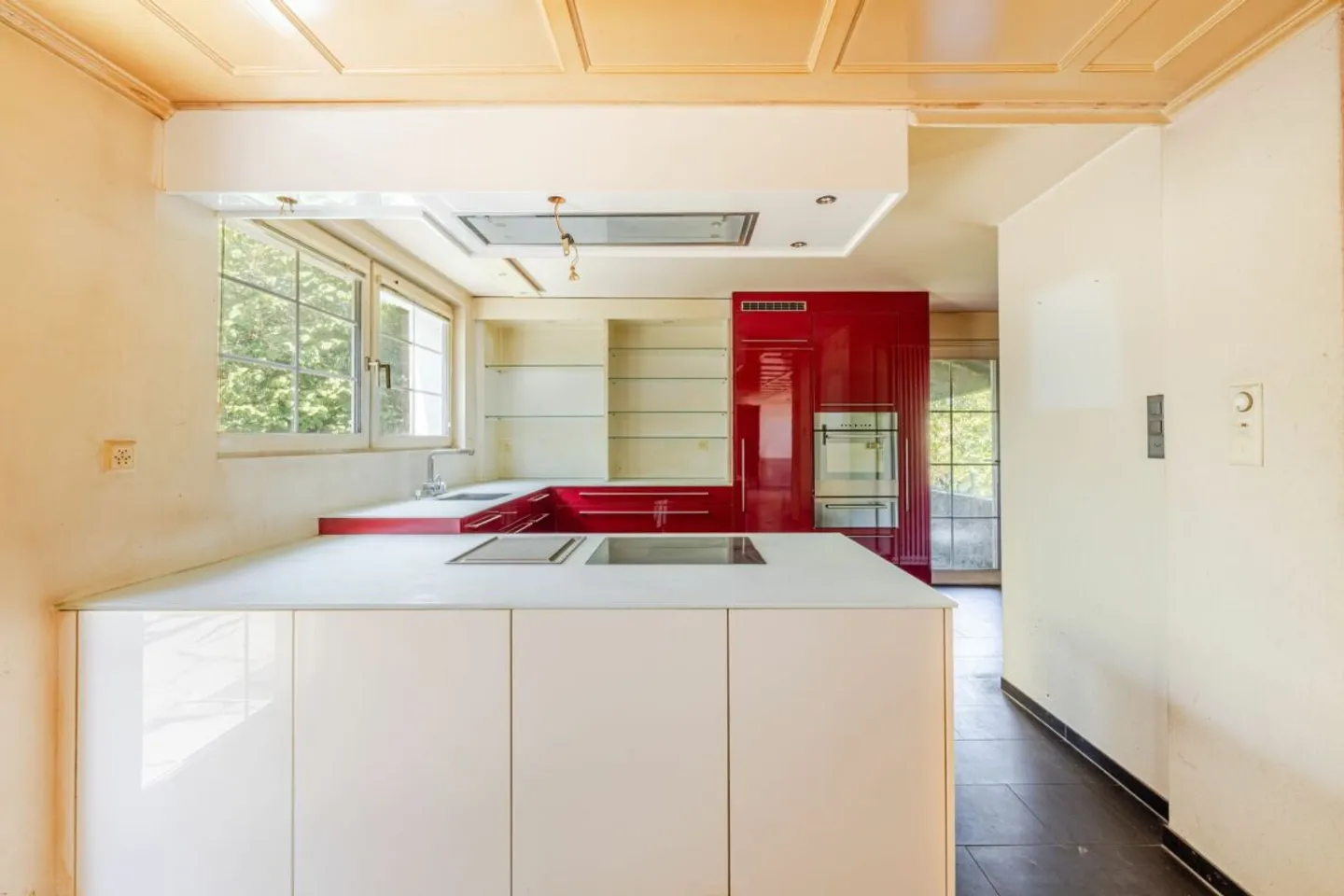 Ampio spazio per la famiglia, gli ospiti, le piccole imprese o l'affitto. Villa caratteristica con appartamento separato in una posizione panoramica cerca un nuovo proprietario che la ristrutturi. - Foto 6 di 8