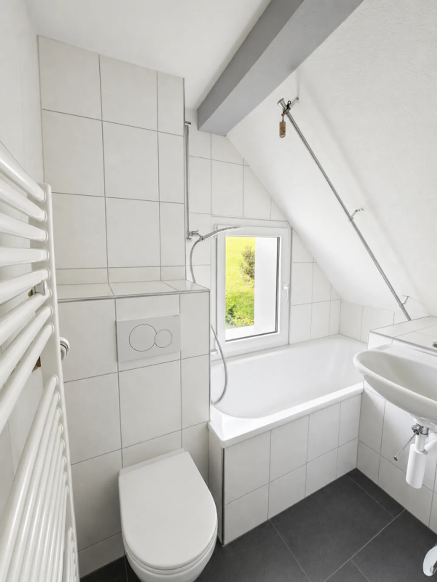 Modernized 3.5-room attic apartment with balcony and stunning view - Photo 10 of 13