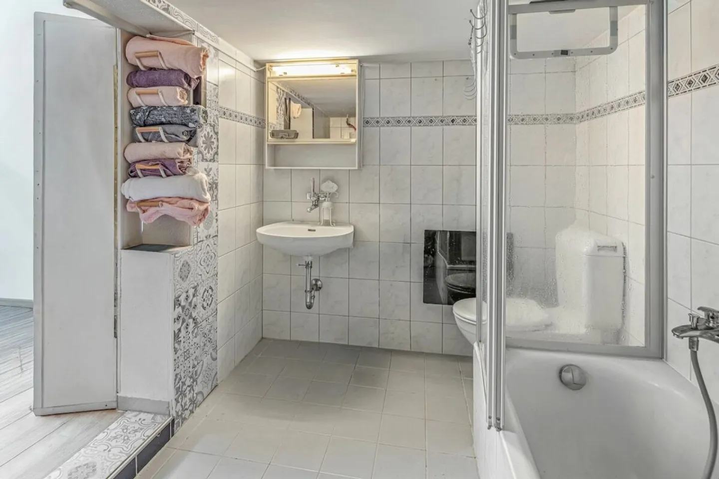 SINGLE-FAMILY HOUSE WITH POTENTIAL - Photo 10 of 12