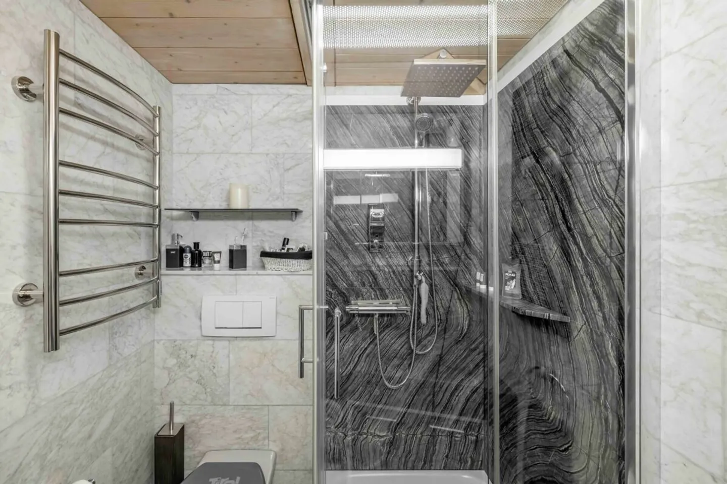 Appartamento attico 3.5 camere affascinante con camino e design elegante - Foto 11 di 13