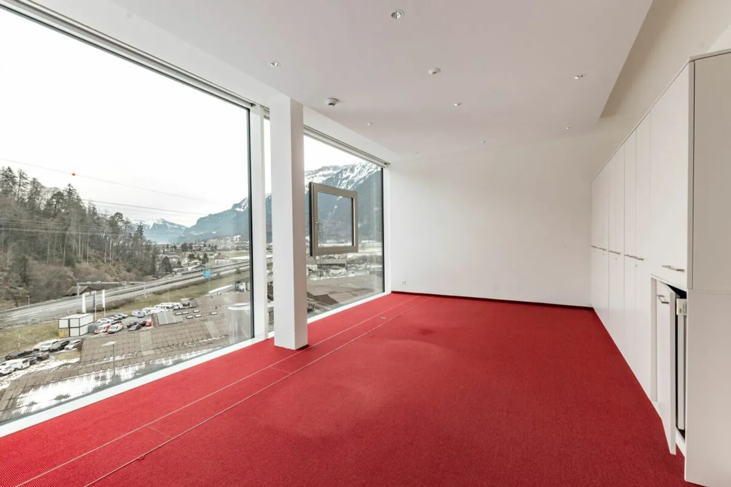 Il tuo nuovo ufficio e spazio commerciale spazioso a Matten vicino a Interlaken - Foto 2 di 13