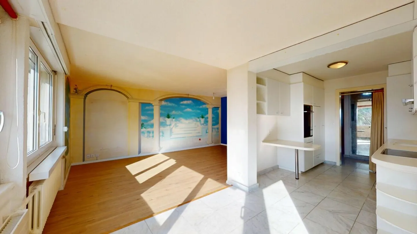 Appartement pratique de 4,5 pièces avec piscine et potentiel - Photo 3 sur 11