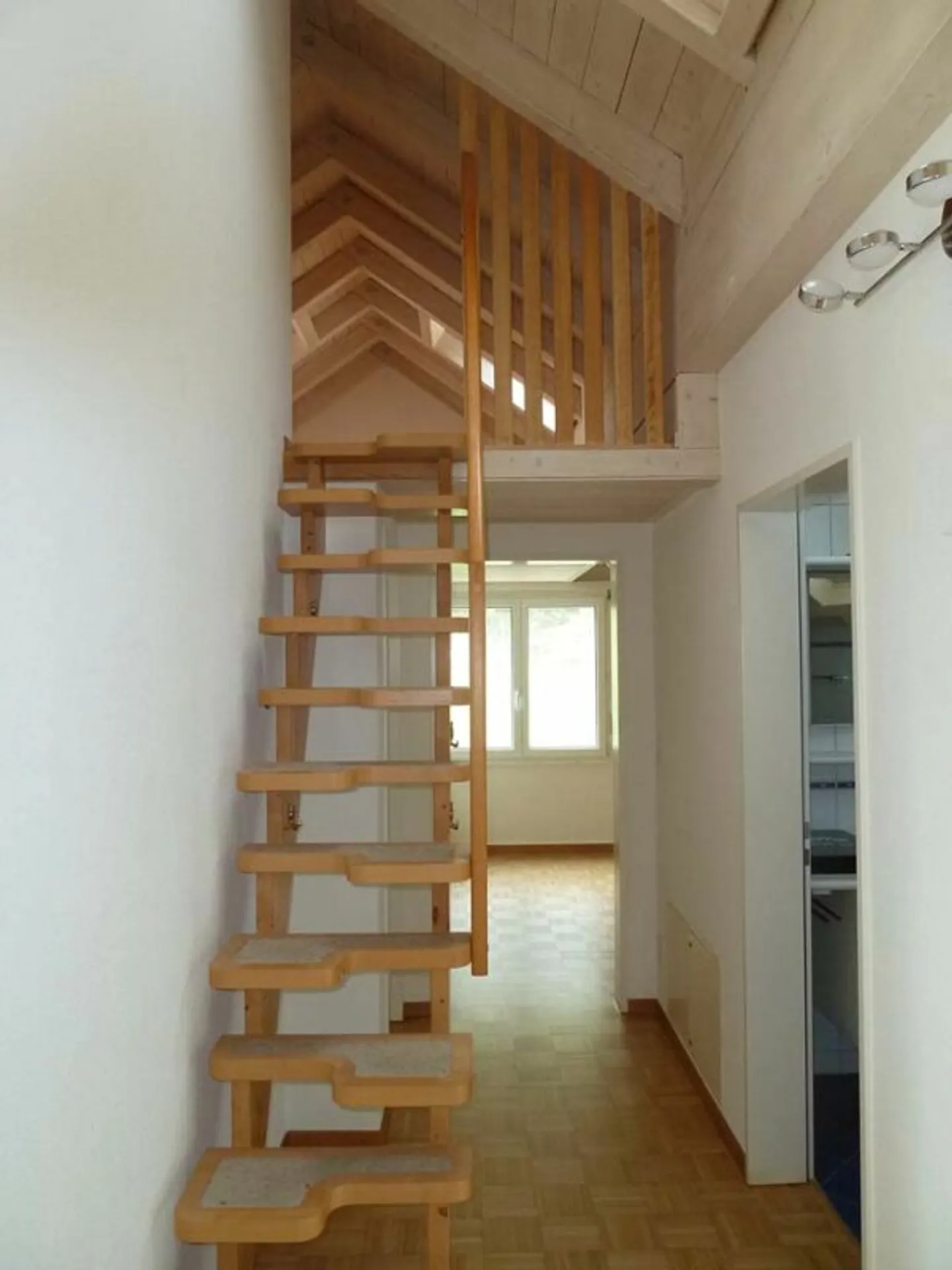 Appartement mansardé de 3,5 pièces avec poêle en stéatite et galerie - Photo 4 sur 8
