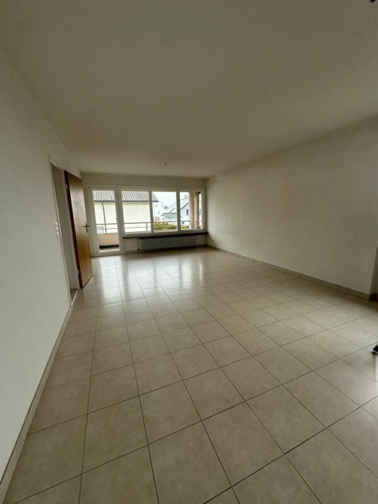 In affitto un bel appartamento di 4,5 locali con balcone, in un quartiere tranquillo - Foto 2 di 7
