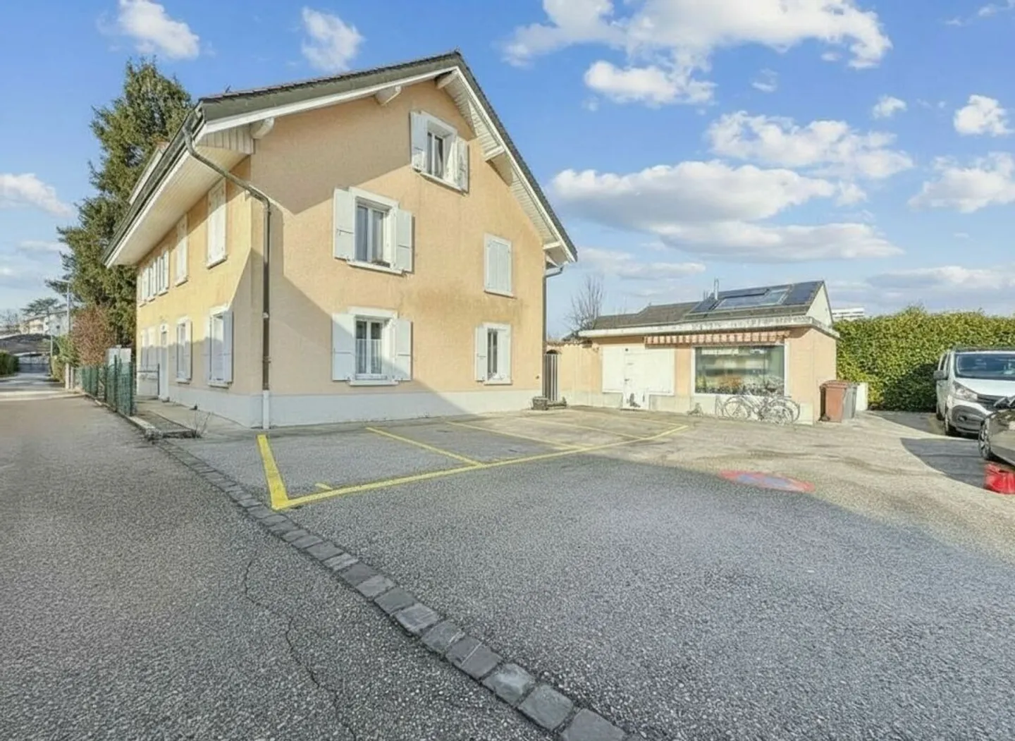 MIETSHAUS MIT 5 WOHNUNGEN UND UNABHÄNGIGEM ANBAU - Foto 1 von 13