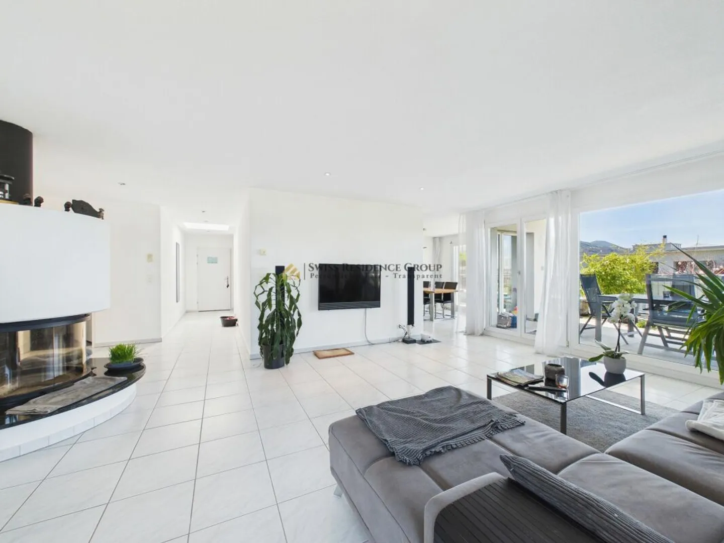 Bright penthouse apartment with a beautiful view of mountains and lake - Photo 1 of 13