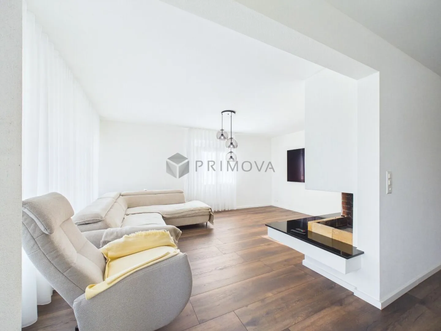 Modernized, spacious & family-friendly - Photo 2 of 12