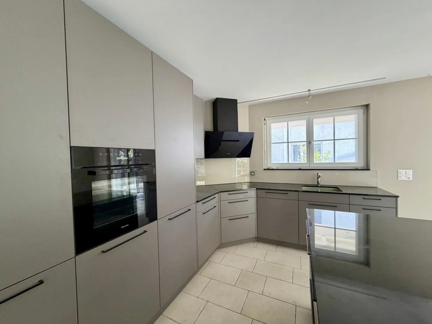 Grosszügiges 6.5-Zimmer-Einfamilienhaus mit Traumgarten in Wettingen - Foto 9 di 13