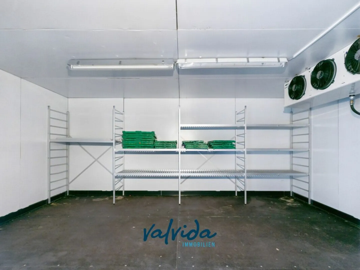 Residential & Commercial Building in Agarn with 5.5-Room Apartment, Retail Space & 1,100 m² Plot - Photo 6 of 13