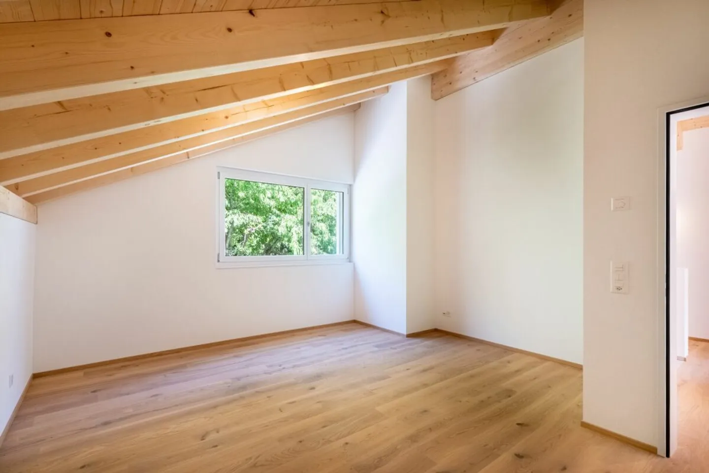 Modernes 6.5-Zimmer-Einfamilienhaus mit grosser Terrasse in Rothenbrunnen - Foto 5 von 13