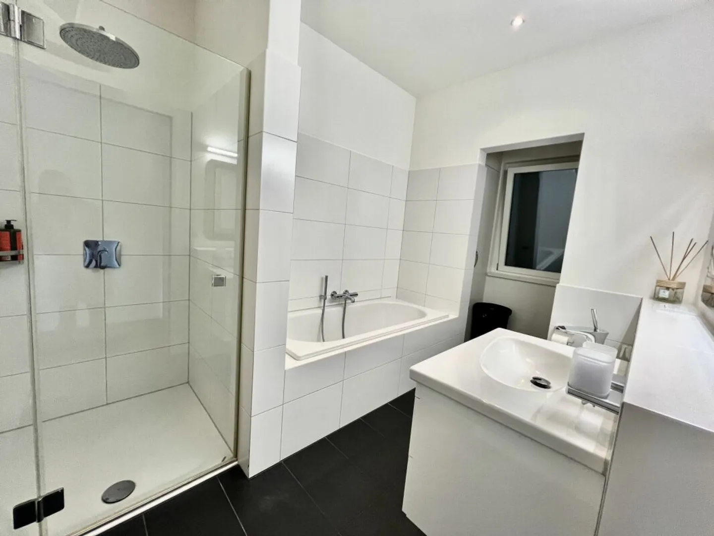 Appartement élégant 3,5 pièces avec vue sur le lac - Photo 11 sur 13