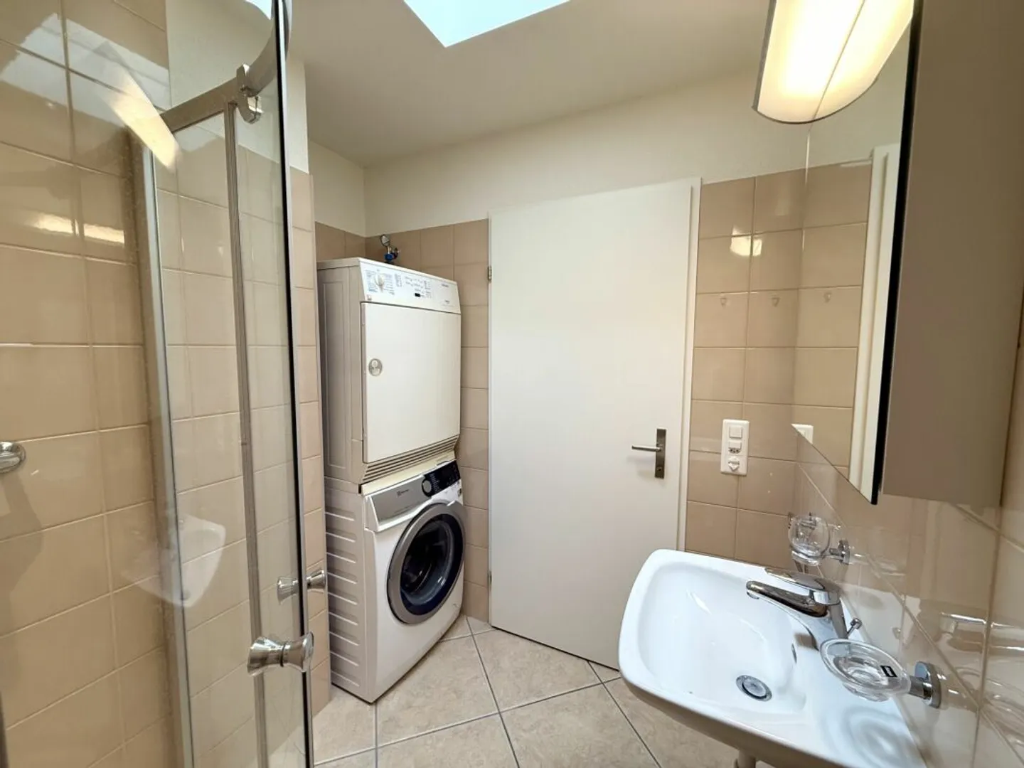 Ready for immediate occupancy - bright penthouse apartment in Aesch BL - Photo 10 of 13
