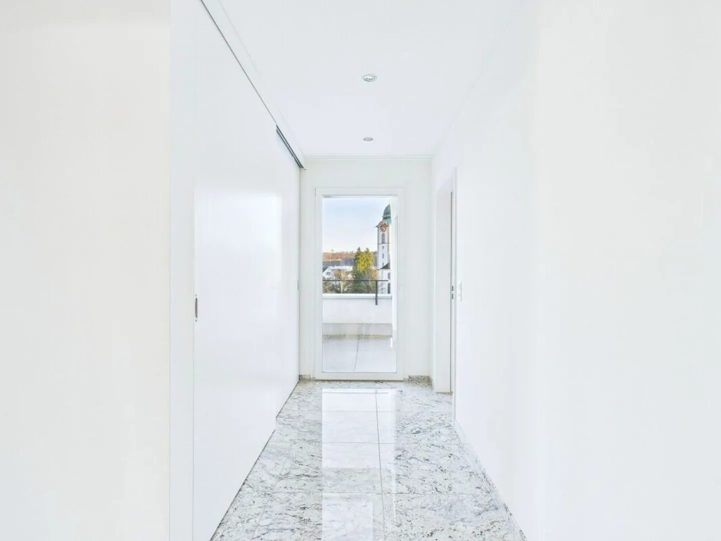 Modern designed 4.5-room penthouse apartment in a well-connected location - Photo 8 of 13